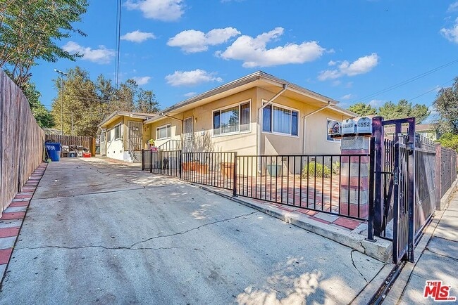 Photo - 4553 Huntington Dr N Townhome