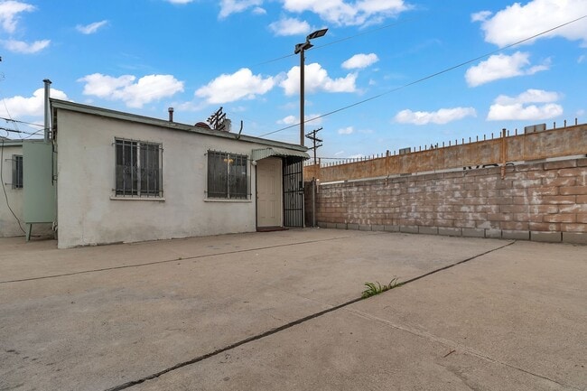 Building Photo - 447 E 101st St Unit 447 1/2/ E 100st St