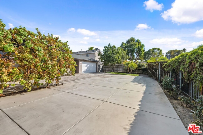 Photo - 6308 Lindley Ave