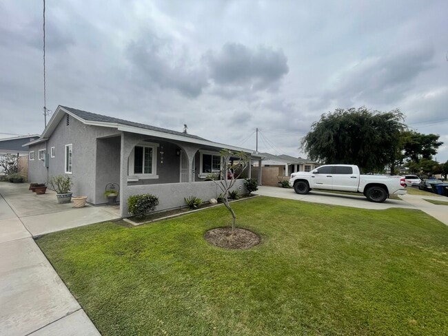 Building Photo - Beautifully Renovated 2-Bedroom Front Home...
