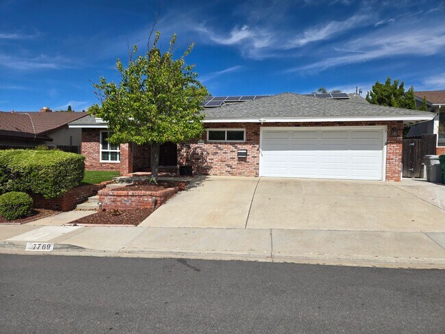 Building Photo - Stunning single-story Vista Del Cerro home with a private backyard oasis designed for effortless ...