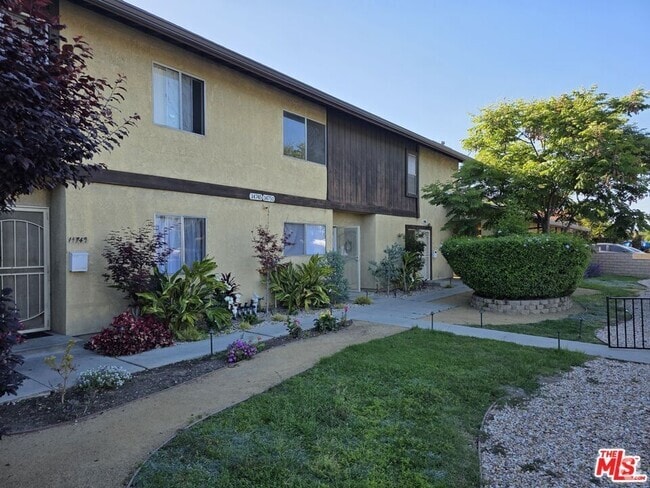 Building Photo - 14747 Woodruff Ave Rental