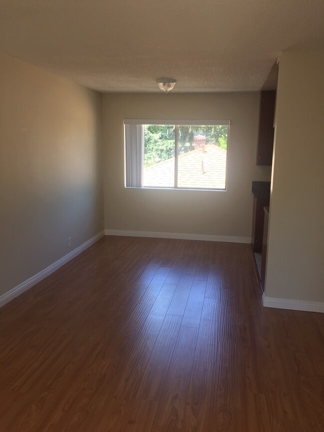 Photo - 5015 Kester Av e