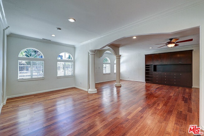 Photo - 15601 Morrison St