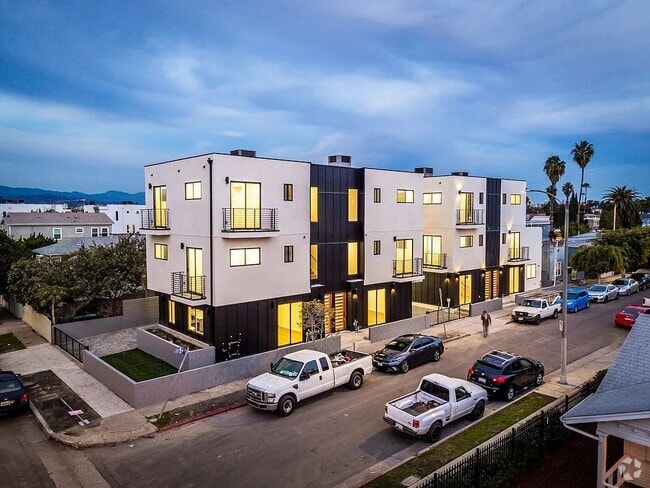 Building Photo - 2332 Carmona Ave Rental