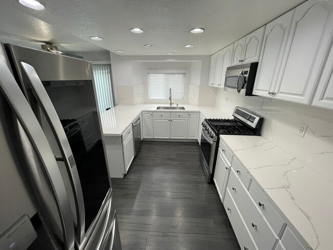 Building Photo - 726 W Wilson St Unit F