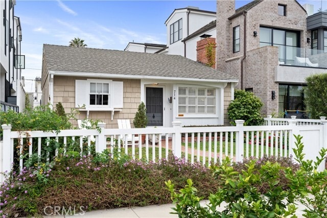 Photo - 714 Heliotrope Ave