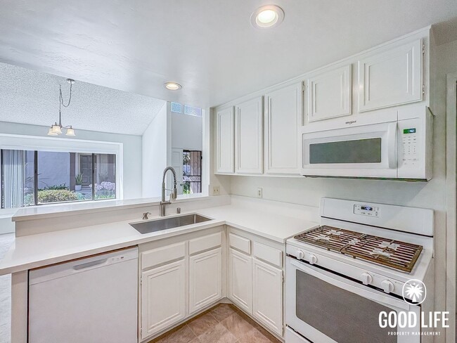 Building Photo - Spacious 3BD/2BA Home in Carlsbad with Community Pool, 2-Car Garage & In-Unit Laundry