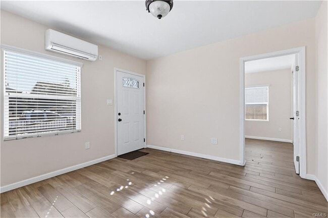 Photo - 1033 E 57th St