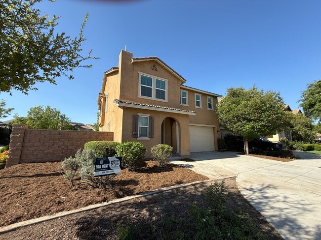 Building Photo - New flooring & paint!  Large backyard - landscaped and ready for garden!   Community pool, fitnes...