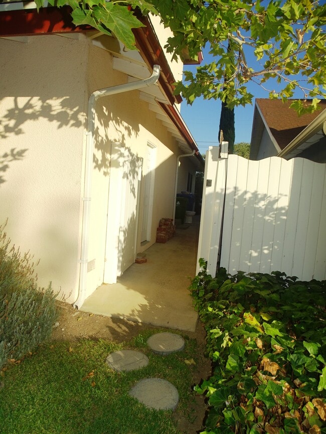 Private Entrance - 6104 Lockhurst Dr