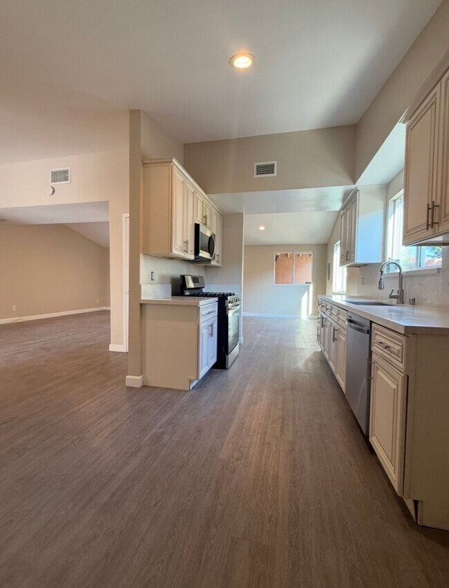 Photo - 830 N Modena St