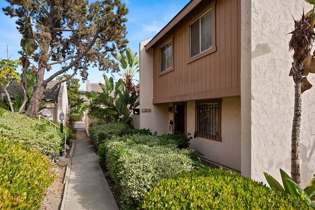 Building Photo - Spacious 4-Bedroom 2.5-Bathroom Townhome 5...
