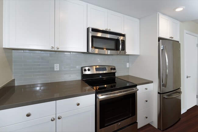 Kitchens With Quartz Countertops Tile Back Splash And Stainless Steel Appliances - Avalon La Jolla Colony