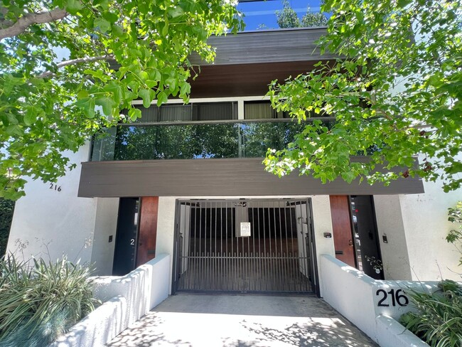 Modern 3-Level Belmont Heights Townhome St... - Modern 3-Level Belmont Heights Townhome St...