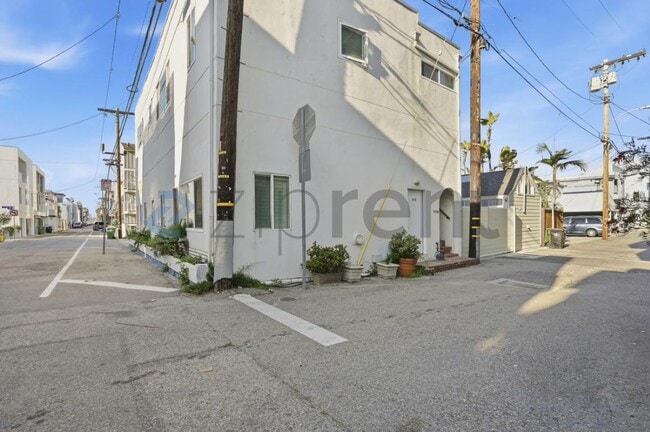 Building Photo - 10 27th Ave