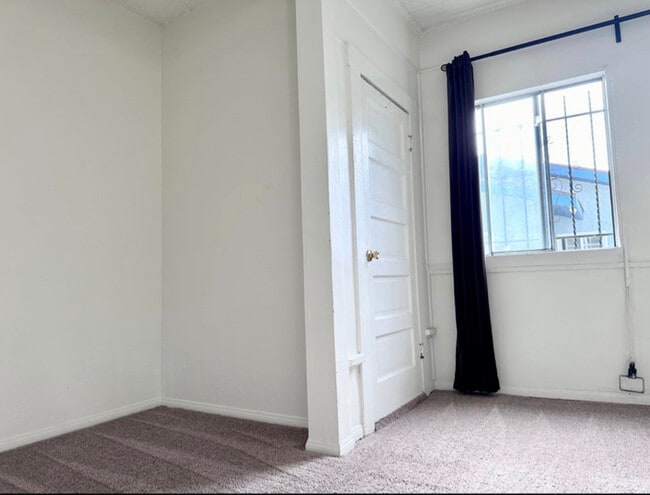 Photo - 1016 W 108th St