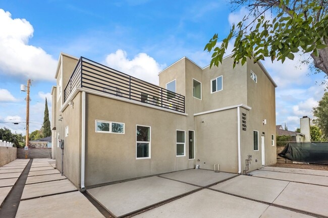 Photo - 19025 Bassett St Unit 19023