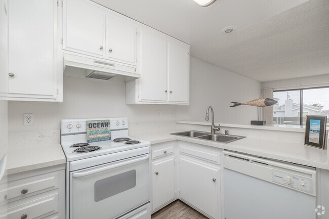 1BR, 1BA - 830SF - Kitchen - Riviera Vista Apartments