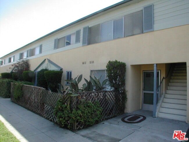Building Photo - 3603 Mentone Ave Unit 7