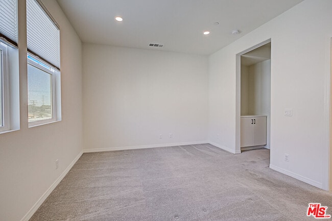 Photo - 681 S District Way