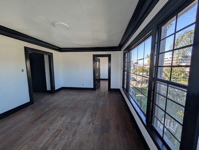 Building Photo - 4053 S Budlong Ave