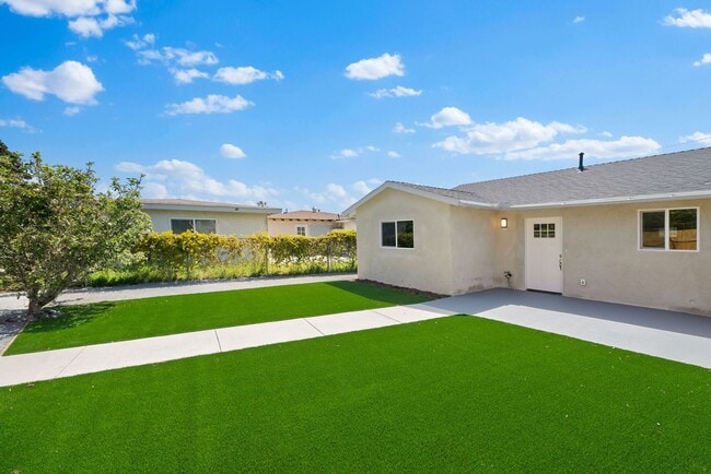 Building Photo - 2718 Oceanside Blvd Unit 1