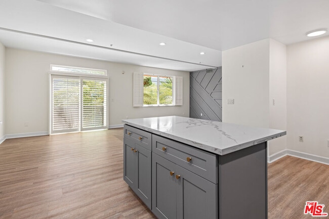 Building Photo - 13200 Pacific Promenade Unit 316