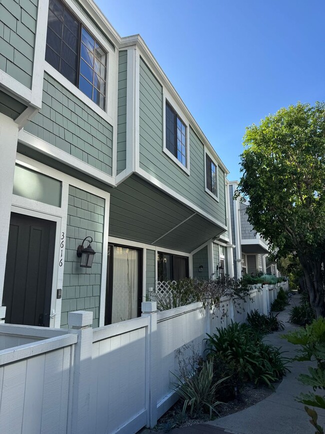 Building Photo - Gorgeous Venice Townhouse w/Upgrades Galore close to Beach+Canals w/Laundry+Garage+Pool