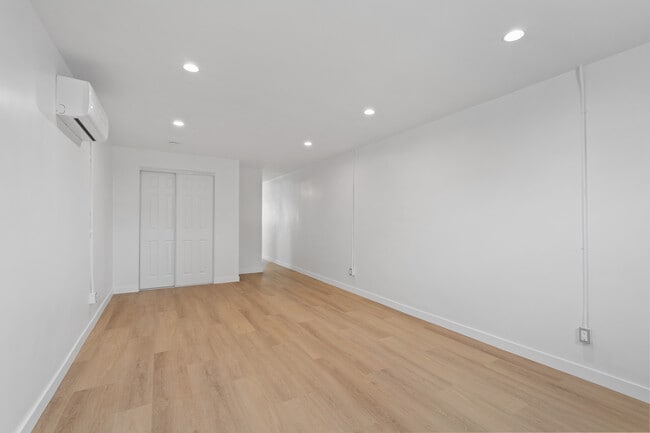 Photo - 1195 Georgia St