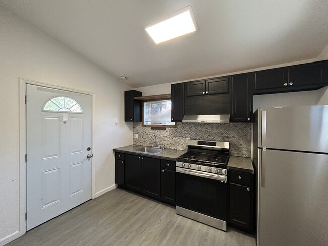 Building Photo - 2611 University Ave Unit B