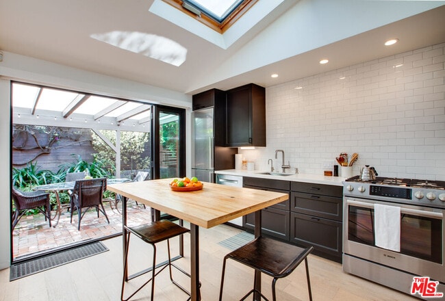 Building Photo - 927 1/2 Victoria Ave