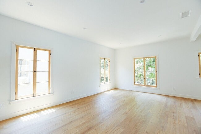 Open Concept Living Room - 428 N Orange Grove Ave Unit 104