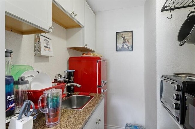 Kitchen - 408 S 33rd St Unit 2