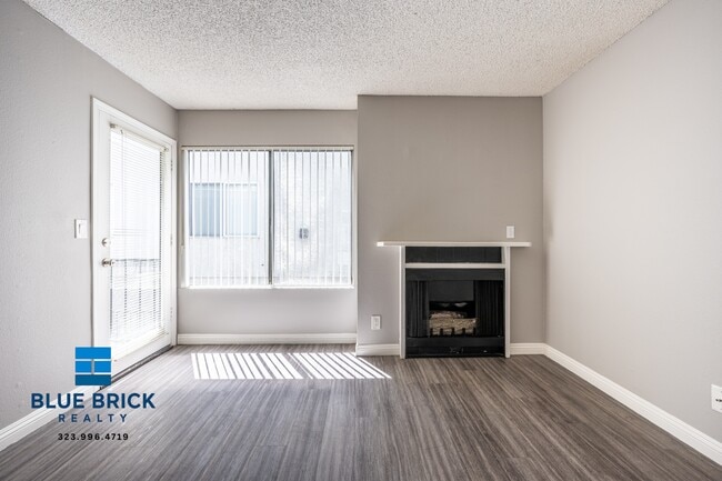 Building Photo - 14200 Victory Blvd Unit 116