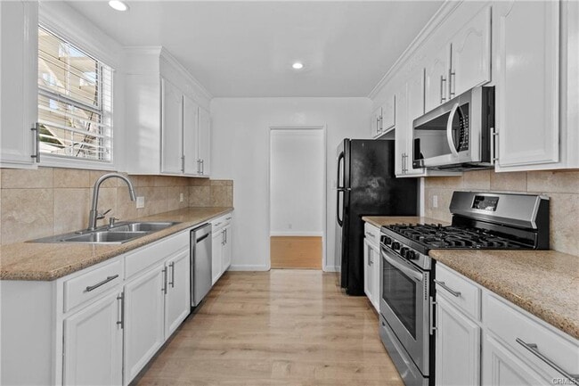 Building Photo - 12753 Oxnard St Rental