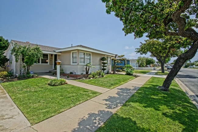 Photo - CHARMING, BRIGHT & SPACIOUS HOLLYGLEN 3BR2BA + DEN W/ SPACIOUS FRONT & REAR YARDS, LARGE DRIVEWAY...
