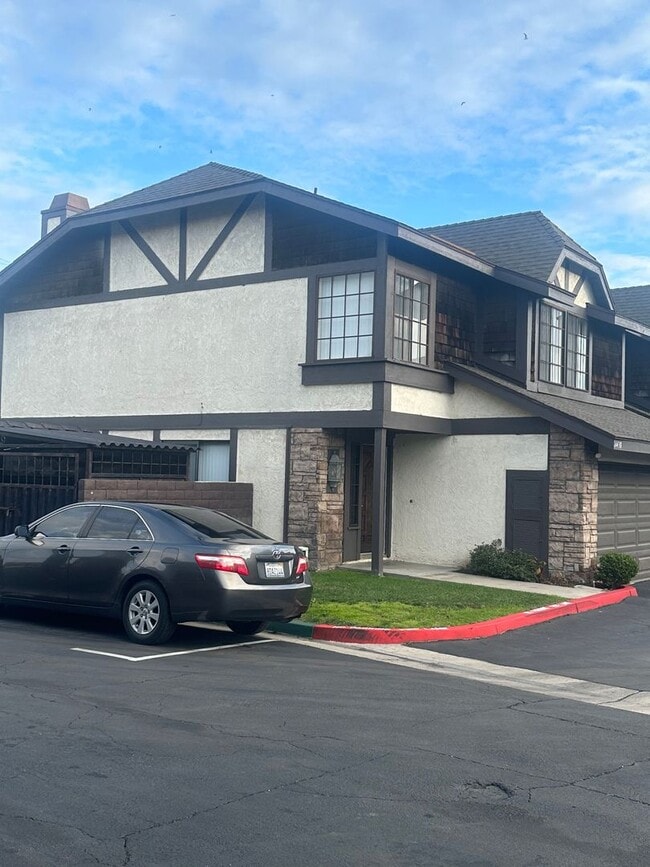 Building Photo - Charming 3-Bed/2.5-Bath Townhome with 2-Car Garage in Garden Grove