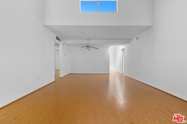 Photo - 18350 Hatteras St Unit 253