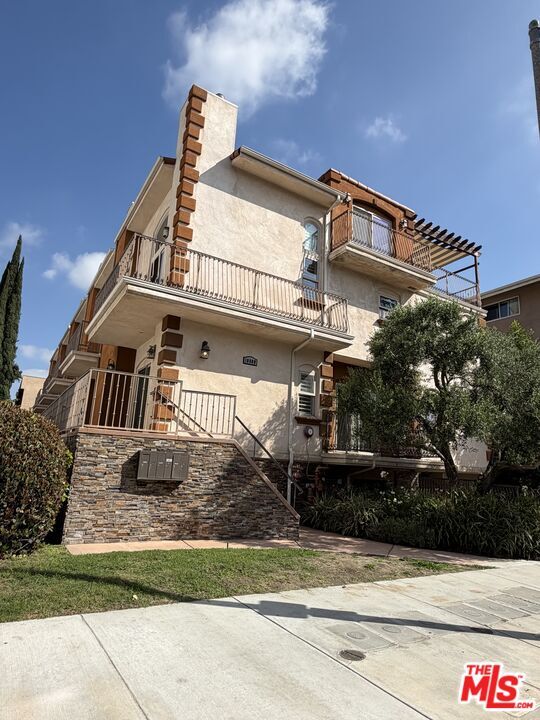 Building Photo - 10809 Hortense St Unit 1