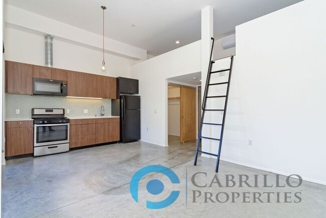 Building Photo - 2870 Fourth Ave Unit #205