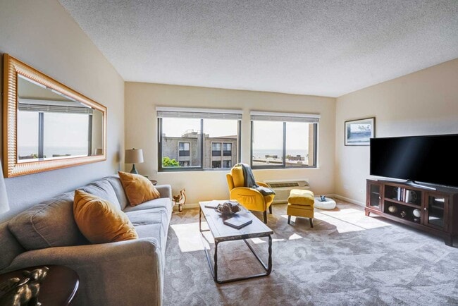 Building Photo - Chateau La Jolla