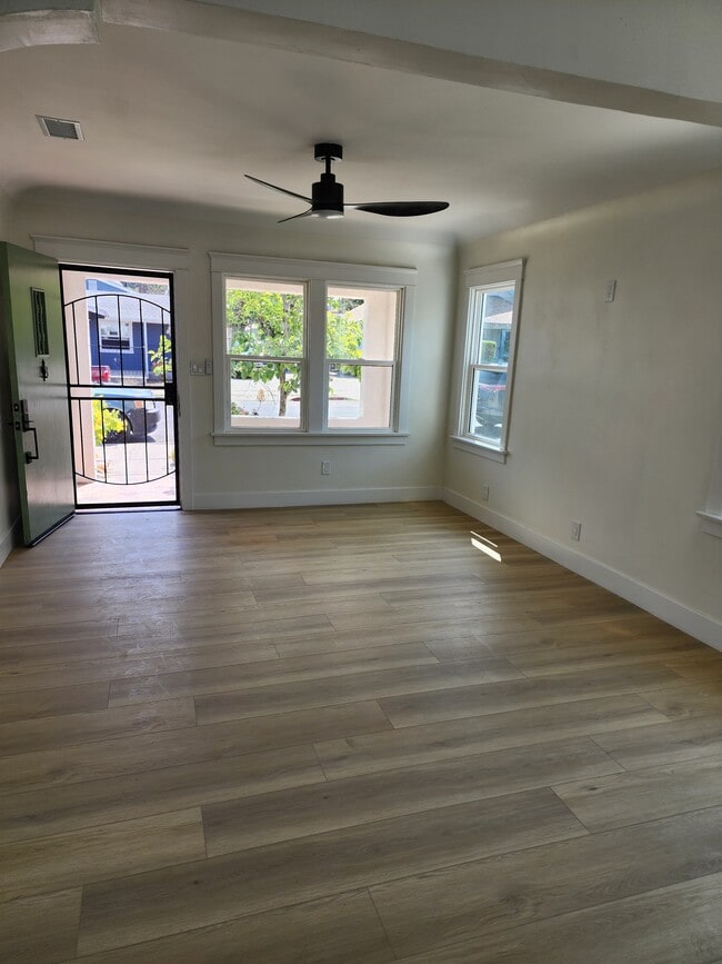Photo - 4852 Cypress St