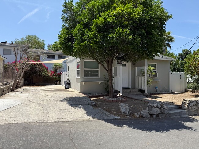 Building Photo - 1st Month's Free. Charming 1-Bedroom Home ...