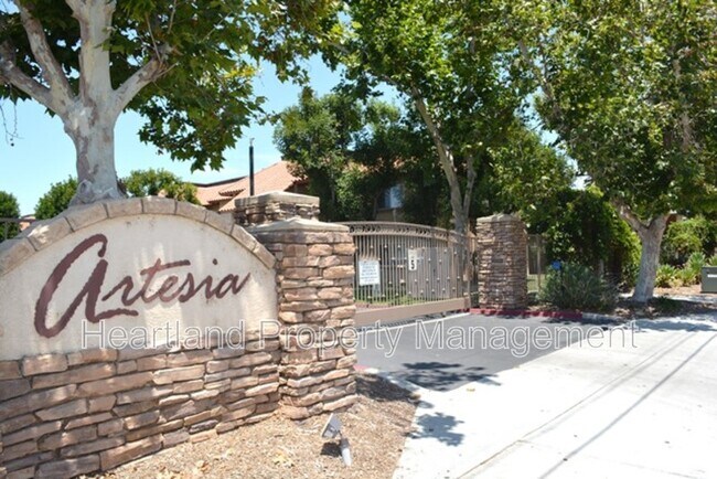 Building Photo - 200 Chambers St Unit #18