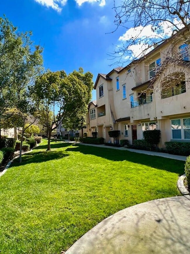 Building Photo - Eastlake Vistas condo available now