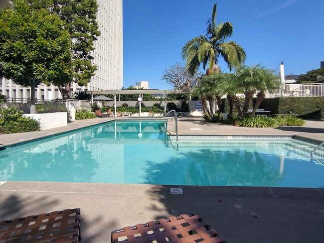 Heated pool & Jacuzzi - 121 S Hope St Unit 406