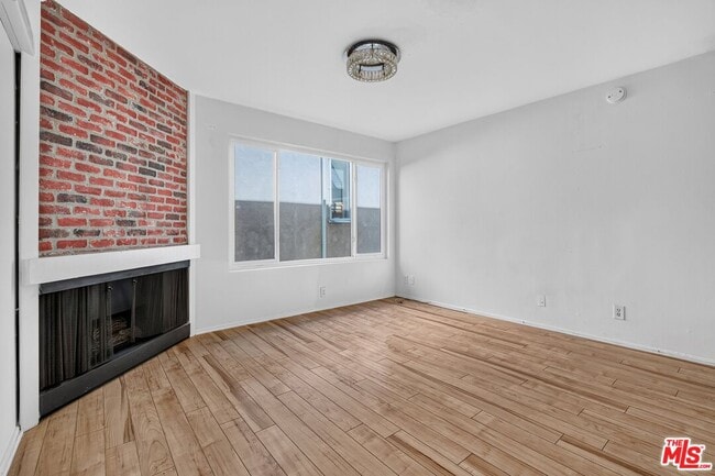 Building Photo - 10 19th Ave Unit 4