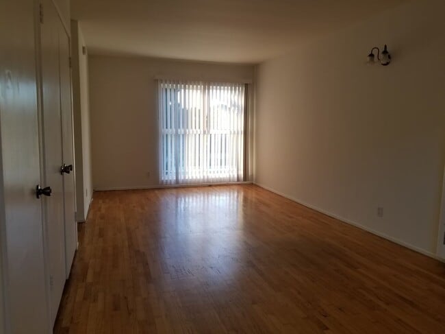 Photo - 2370 Walgrove Ave Unit 7