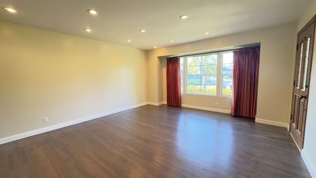 Photo - 403 S Lupin Ln